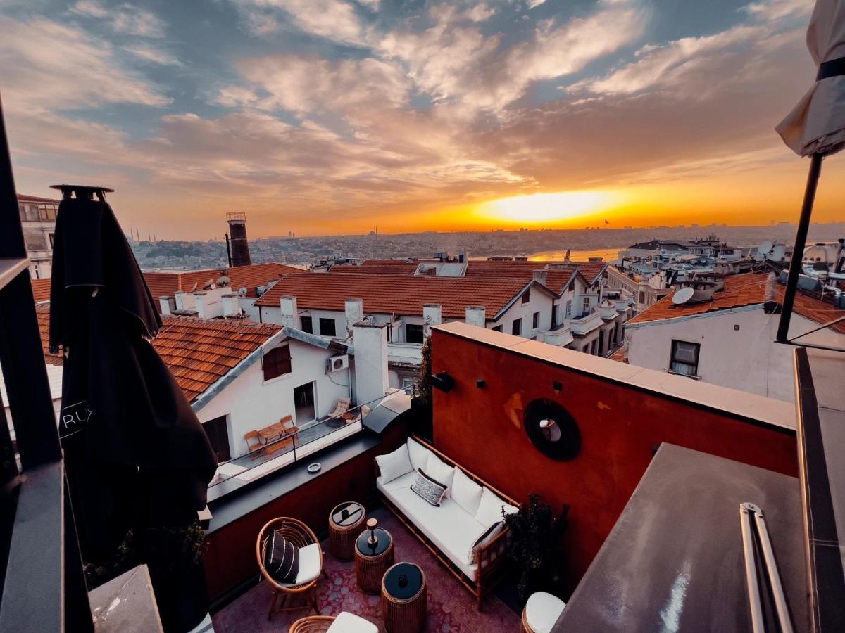 Ruz Hotels Isztambul Kültér fotó Sunset over the rooftops of the city