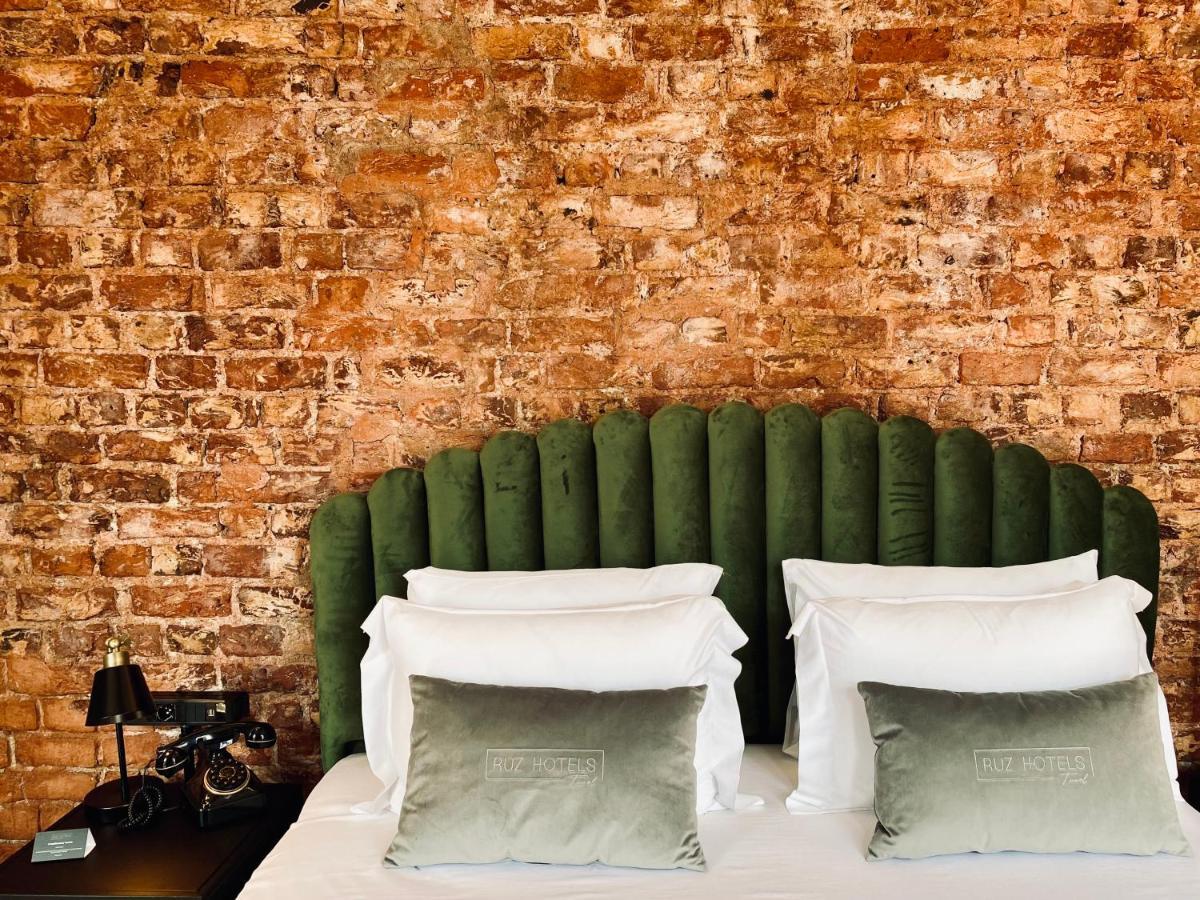 Ruz Hotels Isztambul Kültér fotó A bed with a green headboard
