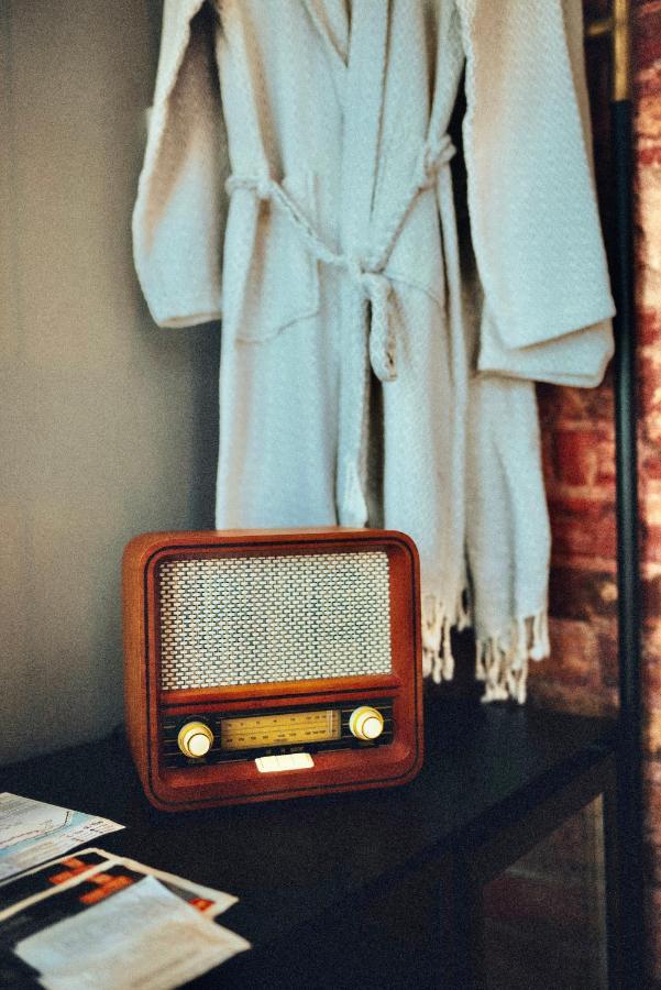 Ruz Hotels Isztambul Kültér fotó A radio in a hotel room