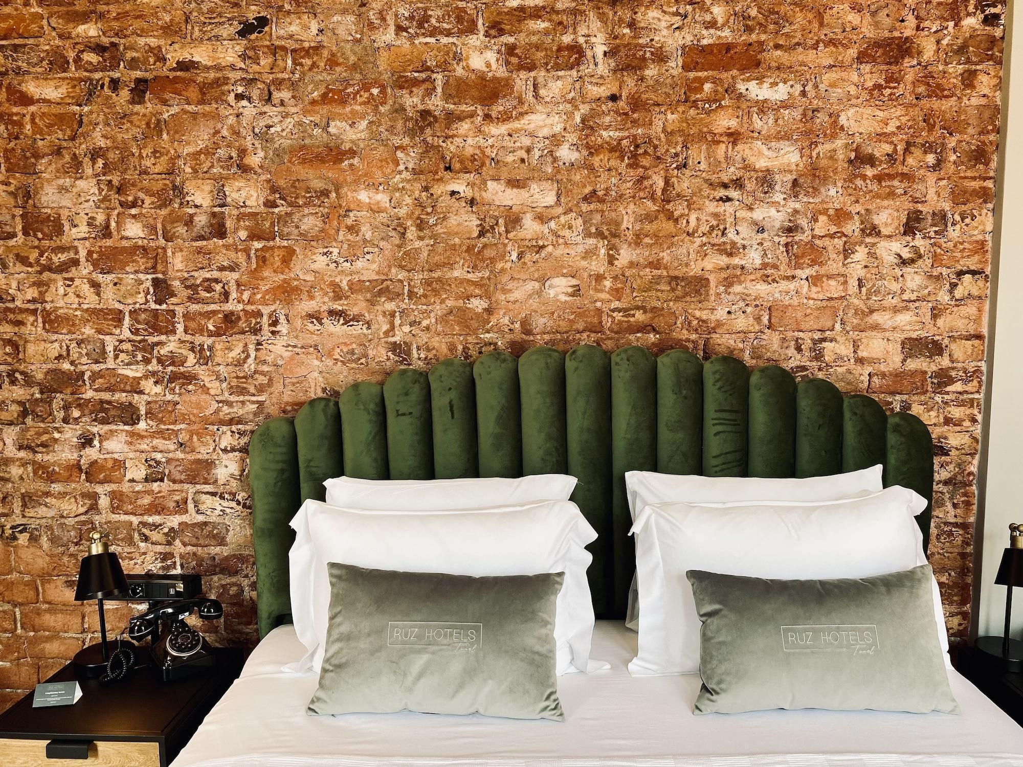 Ruz Hotels Isztambul Kültér fotó A bed with two pillows